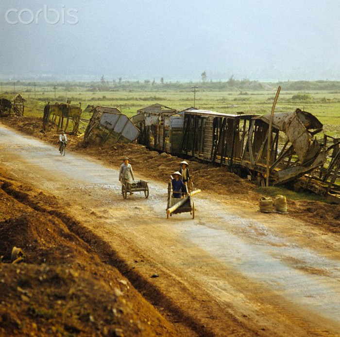 Vinh, Nghệ An 1/3/1973. Người dân với những chiếc xe bò chuyên chở nguyên vật liệu trên đoạn đường Quốc lộ 1. Ảnh. Werner Schulze-dpa-Corbis.